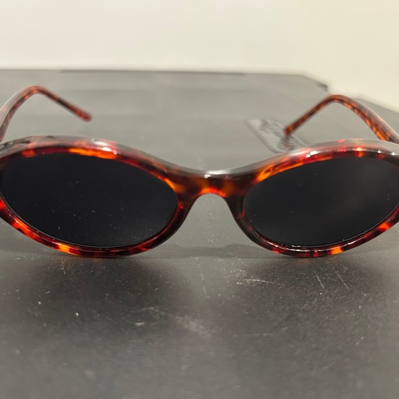 Tortoise Shell Oval Sunglasses main image 4